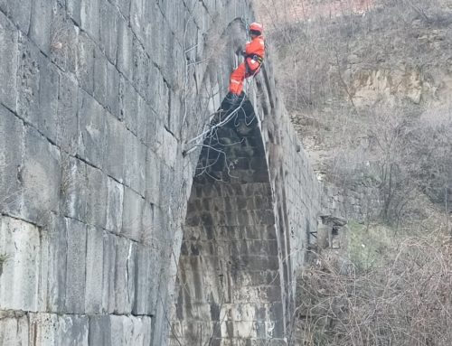 Арки и стены моста Санаин очищены от травяного покрова